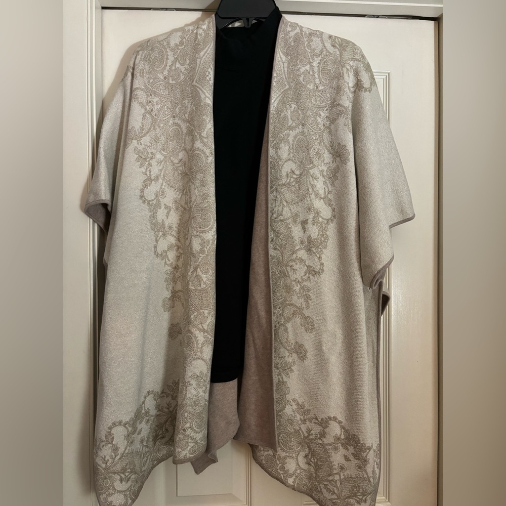 Don’t miss this chance! So beautiful. Never worn. Pics don’t do justice.